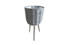 Carregar imagem no visualizador da galeria, Vaso Tripé em Rattan
