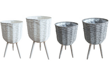 Carregar imagem no visualizador da galeria, Vaso Tripé em Rattan
